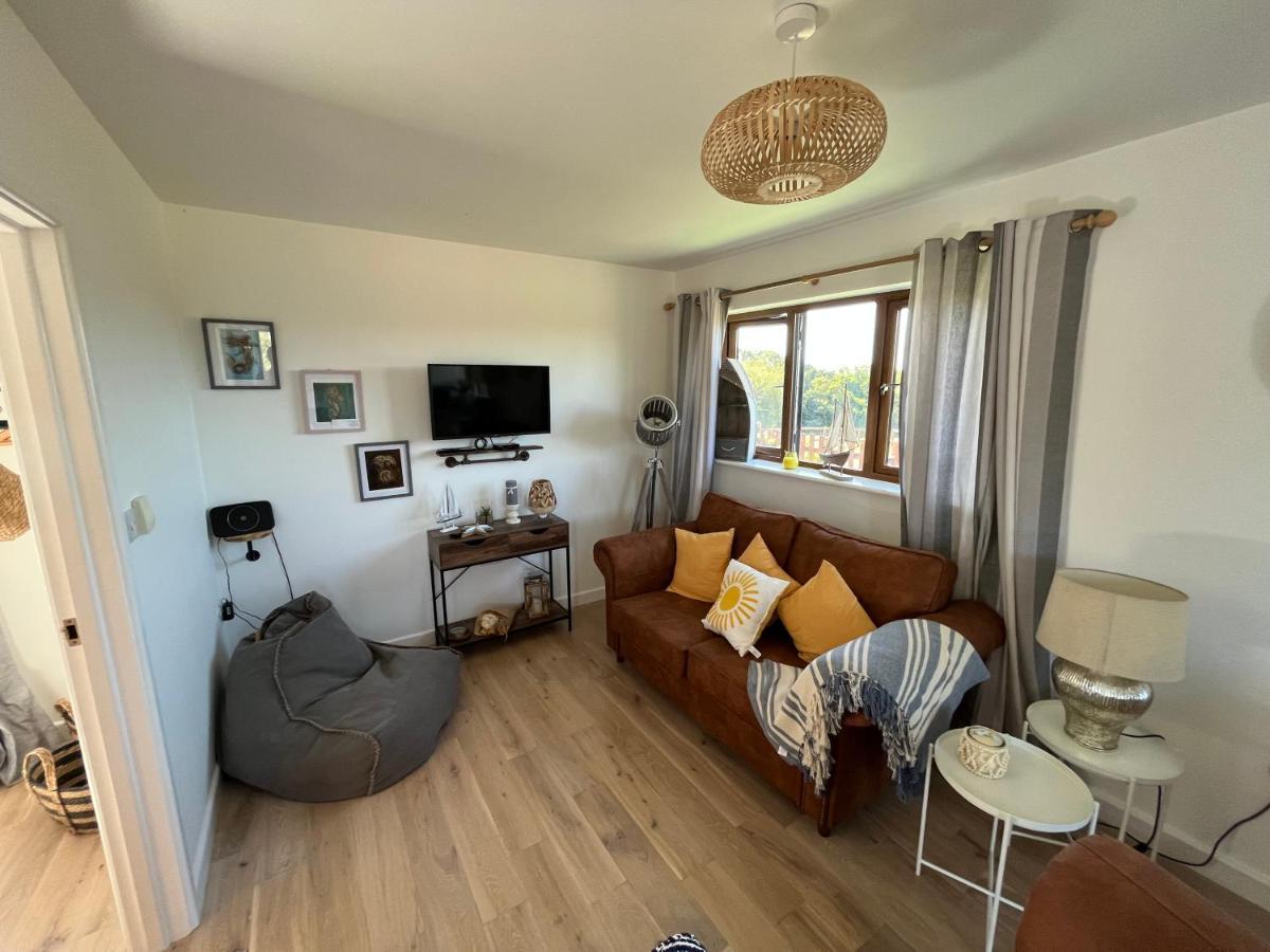 Oak Valley Lodges & Camping Pett Exterior foto